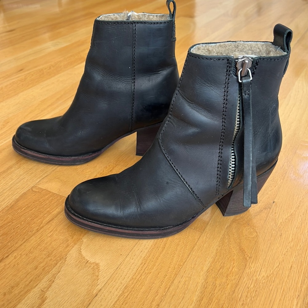 Acne Studios Sherpa-lined pistol booties // 37